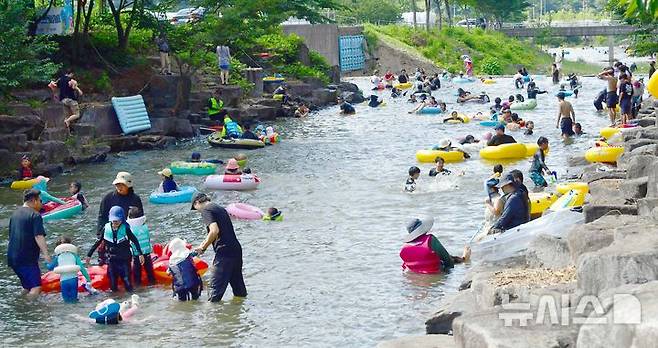 [화순=뉴시스] 이현행 기자 = 26일 오후 전남 화순 동가리 계곡에서 피서객들이 몰놀이를 즐기고 있다. 2025.07.26. lhh@newsis.com
