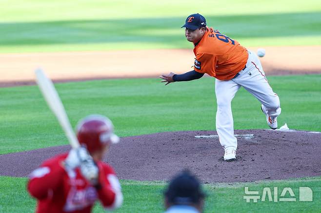 [대전=뉴시스] 권창회 기자 = 26일 오후 대전 중구 대전한화생명볼파크에서 열린 2025 신한 쏠뱅크 KBO리그 한화 이글스와 SSG랜더스의 경기, 1회 초 한화 류현진이 역투하고 있다. 2025.07.26. kch0523@newsis.com