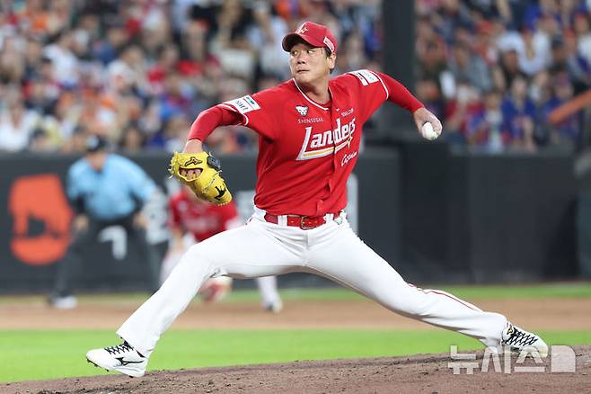 [대전=뉴시스] 권창회 기자 = 26일 오후 대전 중구 대전한화생명볼파크에서 열린 2025 신한 쏠뱅크 KBO리그 한화 이글스와 SSG랜더스의 경기, 5회 말 SSG 김광현이 역투하고 있다. 2025.07.26. kch0523@newsis.com