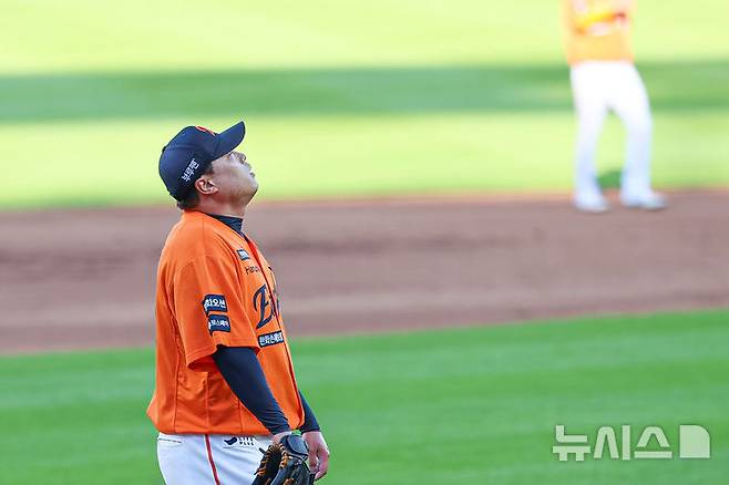 [대전=뉴시스] 권창회 기자 = 26일 오후 대전 중구 대전한화생명볼파크에서 열린 2025 신한 쏠뱅크 KBO리그 한화 이글스와 SSG랜더스의 경기, 1회 초 무사 만루 한화 류현진이 SSG 김성욱의 적시타에 아쉬워하고 있다. 2025.07.26. kch0523@newsis.com