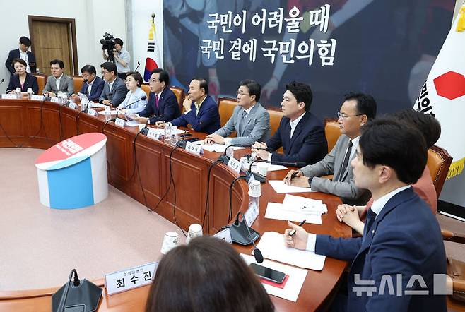[서울=뉴시스] 김금보 기자 = 송언석 국민의힘 비상대책위원장 겸 원내대표가 난 24일 서울 여의도 국회에서 열린 비상대책위원회의에서 발언을 하고 있다. 2025.07.24. kgb@newsis.com