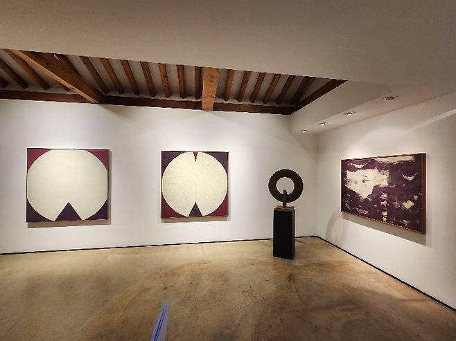 부자(父子) 사이인 고(故) 류경채(1920~1995)와 고(故) 류훈(1954~2013) 작가의 2인전 '공(空)-존'이 다음 달 9일까지 서울 종로구 삼청로 학고재에서 개최된다. 곽인숙 기자