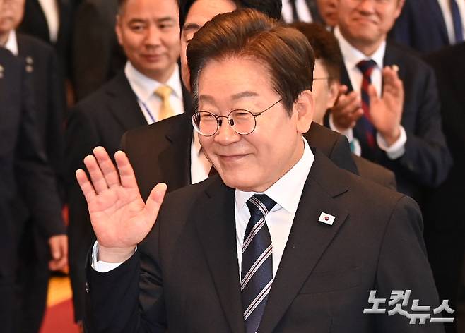 이재명 대통령이 26일 서울 여의도 국회에서 열린 추가경정예산안 시정연설을 마친 뒤 국회를 나서며 국회 직원들과 인사를 하고 있다. 윤창원 기자