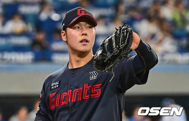 [OSEN=대구, 이석우 기자] 4일 대구삼성라이온즈파크에서 2024 신한 SOL 뱅크 KBO 리그 삼성 라이온즈와 롯데 자이언츠의 경기가 열렸다. 삼성은 아쉬운 역전패 분위기 반전을 위해 레예스를 선발로 롯데는 사직예수 윌커슨을 선발로 짜릿한 1점차 역전승 분위기를 이어간다.롯데 자이언츠 전미르가 8회말 2사 1,2루 삼성 라이온즈 김헌곤을 포수 태그 아웃으로 잡고 실점위기를 막은 후 하이파이브를 하고 있다. 2024.05.04 / foto0307@osen.co.kr