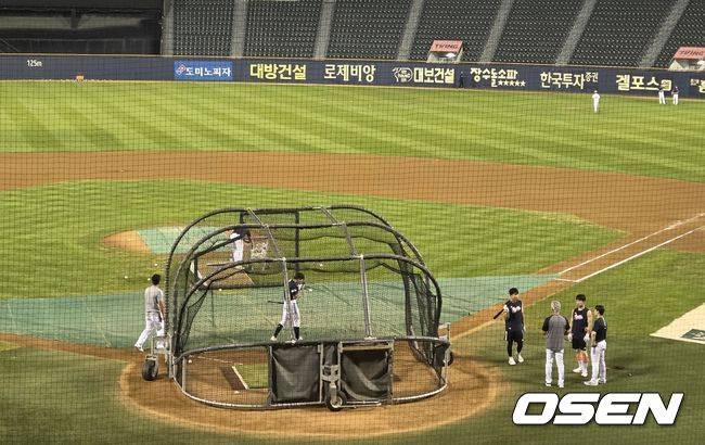 [OSEN=잠실, 한용섭 기자]&nbsp;두산 베어스 선수들이 25일 잠실구장에서 경기가 끝난 후 특타 훈련을 하고 있다. /orange@osen.co.kr