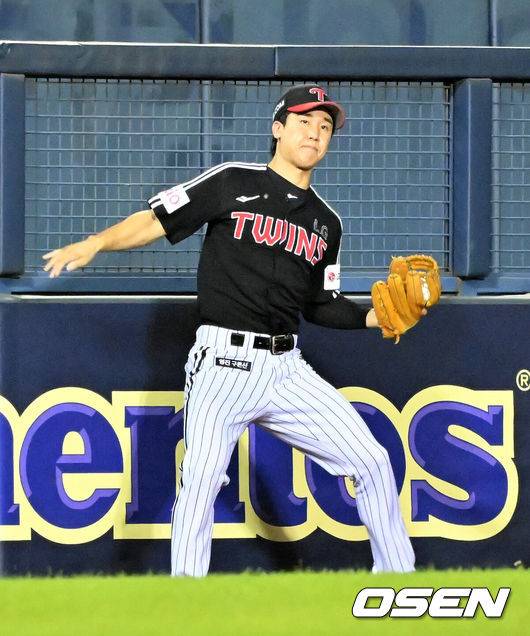 [OSEN=잠실, 민경훈 기자] 25일 오후 서울 잠실야구장에서 2025 신한 SOL Bank KBO리그 두산 베어스와 LG 트윈스의 경기가 열렸다.이 경기에서 LG는 두산에 6-5로&nbsp;승리했다.&nbsp;3-4로 뒤진 9회 2아웃에서 상대 실책으로 동점을 만들고, 문성주가 2사 만루에서 역전 2타점 결승타를 때렸다.&nbsp;9회말 2사 주자 1,3루 두산 이유찬의 3루수 파울 플라이때 LG 구본혁이 경기를 끝내고 있다. 2025.07.25 / rumi@osen.co.kr