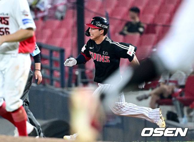 [OSEN=광주, 최규한 기자] 24일 광주-기아 챔피언스필드에서 ‘2025 신한 SOL Bank KBO리그’ KIA 타이거즈와 LG 트윈스의 경기가 열렸다.홈팀 KIA는 양현종, 방문팀 LG는 손주영을 선발로 내세웠다.8회초 무사 만루 상황 LG 문성주가 선제 2타점 2루타를 날리고 2루로 전력질주 하고 있다. 2025.07.24 / dreamer@osen.co.kr
