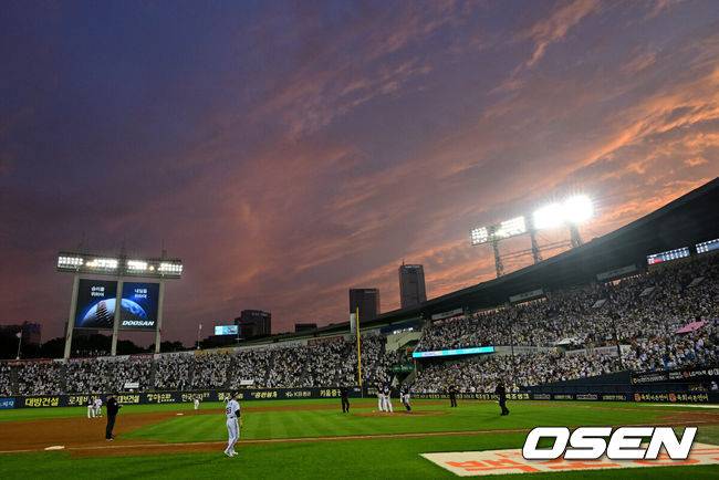 [OSEN=잠실, 지형준 기자] 프로야구 두산 베어스가 LG 트윈스에 재역전 승리를 거뒀다. 두산은 21일 서울 잠실구장에서 열린 2025 KBO리그 LG와 경기에서 6-5로 승리했다. 케이브가 2타점을 기록했고, 오명진이 결승타를 때렸다. 잠실야구장에 붉은 노을이 하늘을 뒤덮고 있다. 2025.06.21 /jpnews@osen.co.kr