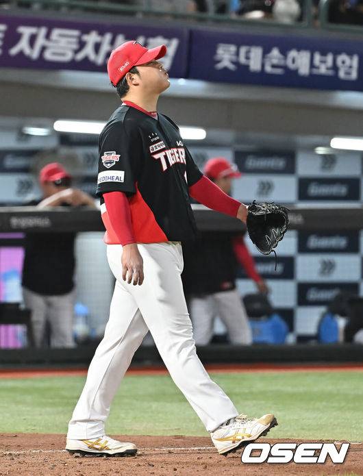 [OSEN=부산, 이석우 기자] 25일 부산 사직야구장에서 2025 신한 SOL 뱅크 KBO 리그 롯데 자이언츠와 KIA 타이거즈의 경기가 열렸다. 홈팀 롯데는 데이비슨이, 방문팀 KIA는 김건국이 선발 출전했다.KIA 타이거즈 조상우가 7회말 2사 2,3루 롯데 자이언츠 한태양에게 중견수 왼쪽 2타점 안타를 맞고 아쉬워하고 있다. 2025.07.25 / foto0307@osen.co.kr