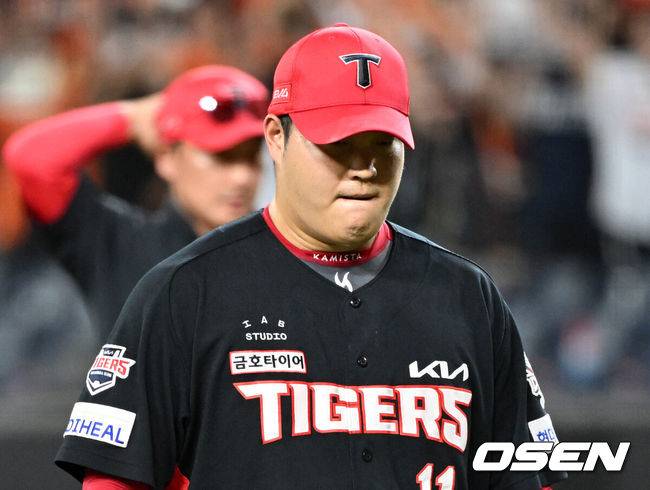 [OSEN=대전, 이대선 기자] 10일 오후 대전 한화생명볼파크에서 2025 신한 SOL Bank KBO리그 한화 이글스와 KIA 타이거즈의 경기가 열렸다.한화는 황준서, KIA는 네일을 선발로 내세웠다.8회말 2사 1,2루에서 KIA 조상우가 마운드를 내려가고 있다. 2025.07.10 /sunday@osen.co.kr