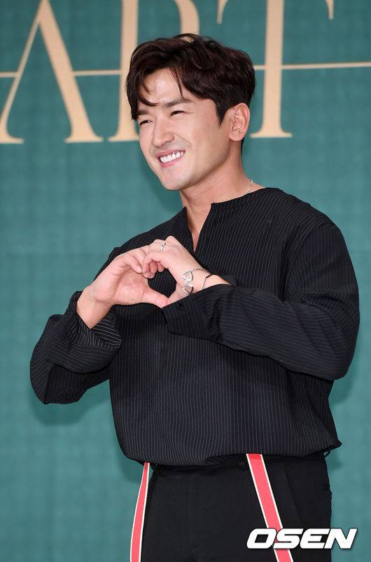 [OSEN=민경훈 기자] 28일 오후 서울 영등포구 타임스퀘어 아모리스홀에서 그룹 신화 데뷔 20주년 기념 스페셜 앨범 'HEART' 발매 기자회견이 열렸다. 신화 이민우가 무대 위에서 포토타임을 갖고 있다./ rumi@osen.co.kr