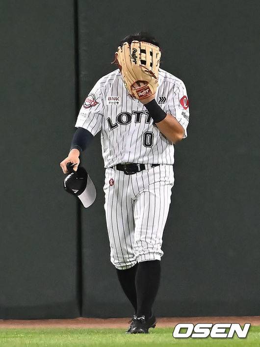 [OSEN=부산, 이석우 기자] 25일 부산 사직야구장에서 2025 신한 SOL 뱅크 KBO 리그 롯데 자이언츠와 KIA 타이거즈의 경기가 열렸다. 홈팀 롯데는 데이비슨이, 방문팀 KIA는 김건국이 선발 출전했다.롯데 자이언츠 황성빈이 7회초 1사 KIA 타이거즈 박찬호의 타구를 놓치고 아쉬워하고 있다. 2025.07.25 / foto0307@osen.co.kr