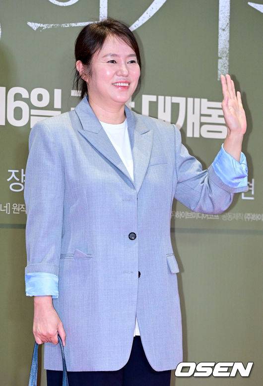 [OSEN=최규한 기자] 7일 오후 서울 삼성동 메가박스 코엑스에서 영화 ‘보통의 가족’ (감독 허진호) VIP 시사회가 열렸다.영화 ‘보통의 가족'은 각자의 신념을 가지고 살아가던 네 사람이 아이들의 범죄 현장이 담긴 CCTV를 보게 되면서 모든 것이 무너져가는 모습을 담은 이야기다.&nbsp;배우 김금순이 VIP 시사회에 참석해 포토타임을 하고 있다. 2024.10.07 / dreamer@osen.co.kr