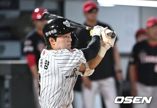 [OSEN=부산, 이석우 기자] 25일 부산 사직야구장에서 2025 신한 SOL 뱅크 KBO 리그 롯데 자이언츠와 KIA 타이거즈의 경기가 열렸다. 홈팀 롯데는 데이비슨이, 방문팀 KIA는 김건국이 선발 출전했다.롯데 자이언츠 한태양이 6회말 무사 1,2루 중견수 왼쪽 1타점 안타를 치고 있다. 2025.07.25 / foto0307@osen.co.kr