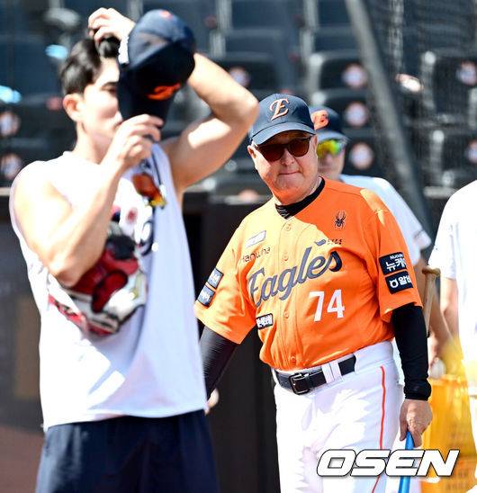 [OSEN=대전, 최규한 기자] 26일 대전 한화생명볼파크에서 ‘2025 신한 SOL Bank KBO리그’ 한화 이글스와 SSG 랜더스의 경기가 열린다.홈팀 한화는 류현진, 방문팀 SSG는 김광현을 선발로 내세운다.경기를 앞두고 한화 김경문 감독이 선수들의 훈련을 주시하고 있다. 2025.07.26 / dreamer@osen.co.kr