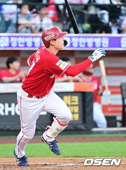 [OSEN=대전, 최규한 기자] 26일 대전 한화생명볼파크에서 ‘2025 신한 SOL Bank KBO리그’ 한화 이글스와 SSG 랜더스의 경기가 열렸다.홈팀 한화는 류현진, 방문팀 SSG는 김광현을 선발로 내세웠다.1회초 무사 만루 상황 SSG 김성욱이 달아나는 3타점 2루타를 날리고 있다. 2025.07.26 / dreamer@osen.co.kr