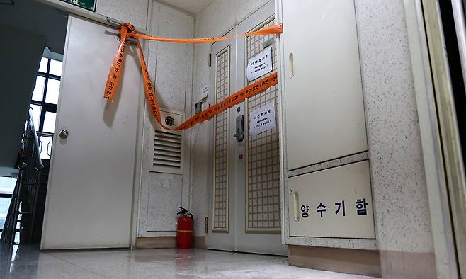 지난 21일 인천에서 사제 총기를 발사해 가족을 숨지게 한 피의자의 주거지에 폴리스 라인이 설치돼 있다. 연합뉴스