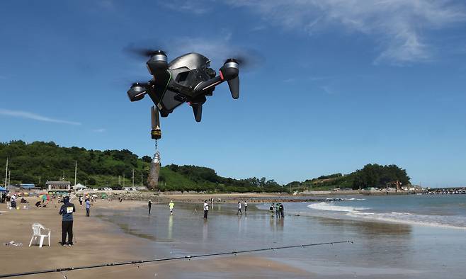 26일 전남 고흥군 영남면 남열해돋이해수욕장 일원에서 열린 ‘2025 고흥 드론 서머비치 페스타’에 출전한 드론낚시대회 선수들이 드론낚시를 하고 있다. 고흥=이제원 선임기자