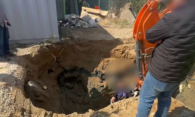 경찰이 포크레인을 동원해 땅굴을 확인하고 있다. 경북경찰청 제공