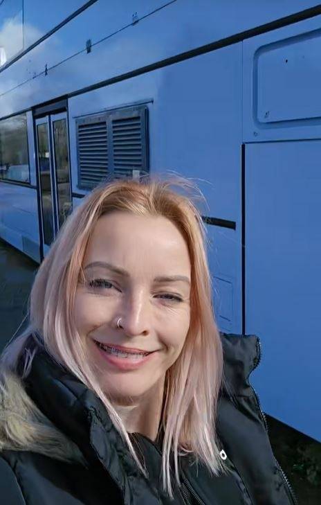 자신이 개조한 2층 버스를 배경으로 환하게 웃고 있는 스테프의 모습. 틱톡 캡처