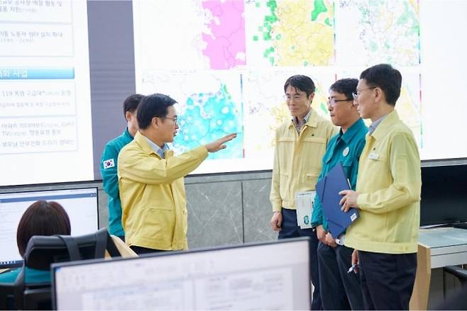 재난안전상황실을 방문한 김동연 경기도지사가 폭염대비 상황점검을 하고 있다. (경기도 제공)