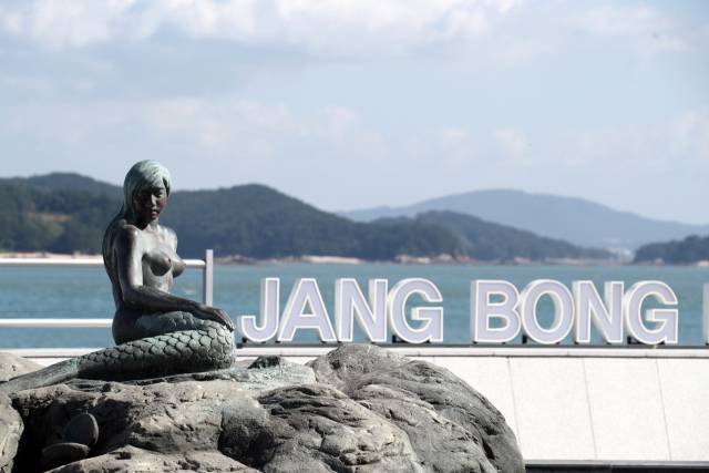 장봉도 인어상. 사진제공=옹진군