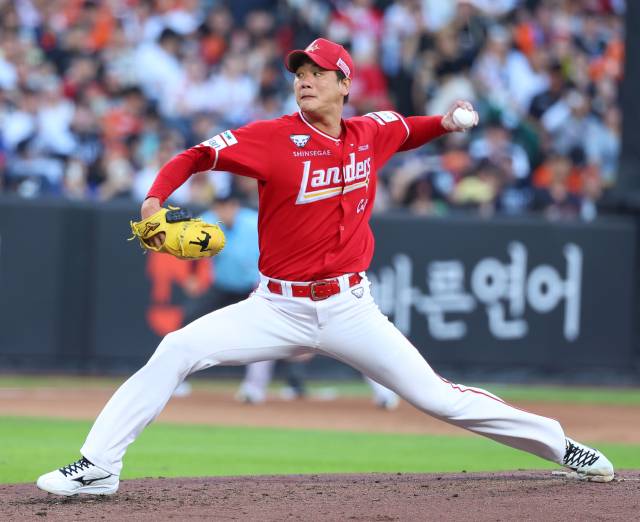 김광현이 26일 대전 한화생명 볼파크에서 열린 프로야구 2025 신한 SOL 뱅크 KBO리그 SSG 랜더스와 한화 이글스 경기에서 역투하고 있다. 연합뉴스