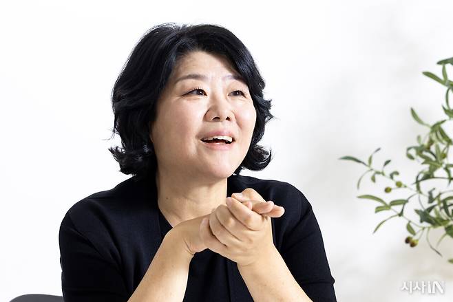 6월24일 서울 강남의 한 스튜디오에서 배우 이정은씨를 만났다. 잘 알려지지 않은 이씨의 이력 중 하나는 '녹색병원 홍보대사'다. ⓒ시사IN 조남진