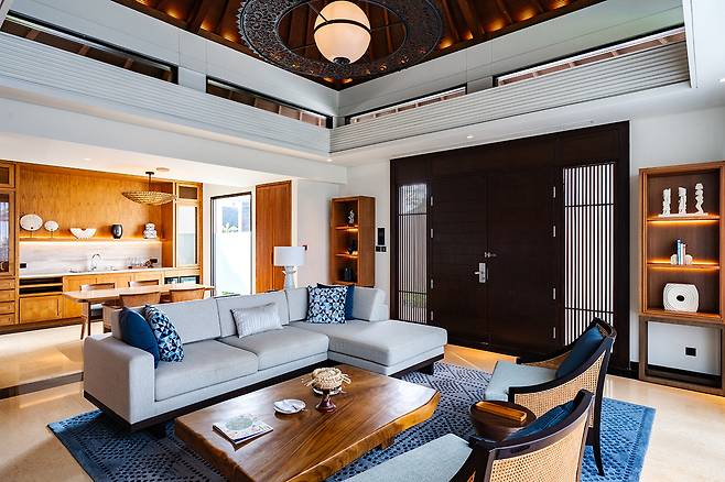 전용 와인 캐비닛이 구비된 빌라 내부. 사진제공|윤더로드