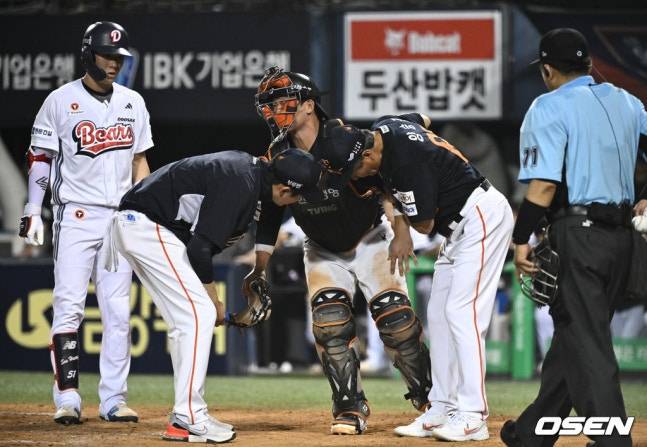 파울 타구에 맞은 최재훈(가운데)이 고통스러워하고 있다.