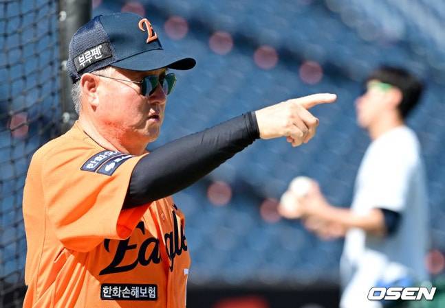 25일 경기를 앞두고 훈련을 지켜보고 있는 김경문 감독.