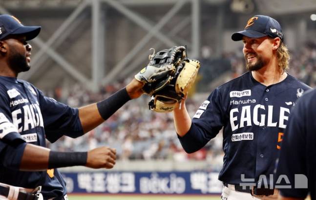 플로리얼(왼쪽)과 와이스가 지난 5월 고척 키움전 도중 하이파이브를 하고 있다. /사진=뉴시스