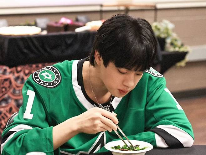 "방탄소년단 진과 아미가 여기 있어서 좋았어요" 美 댈러스 보랏빛 선물 한아름