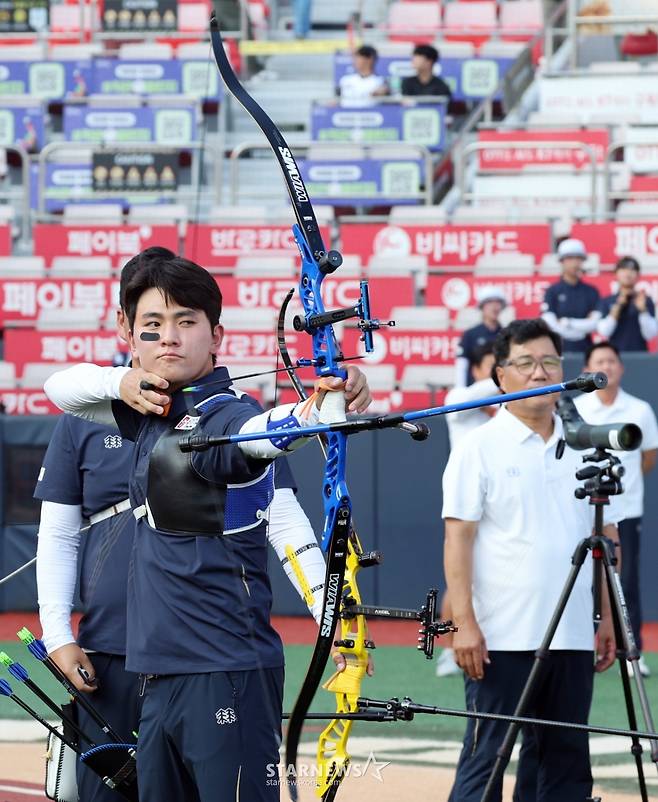 [포토]집중 '양궁국가대표 KT위즈파크에서 소음적응훈련' 김제덕