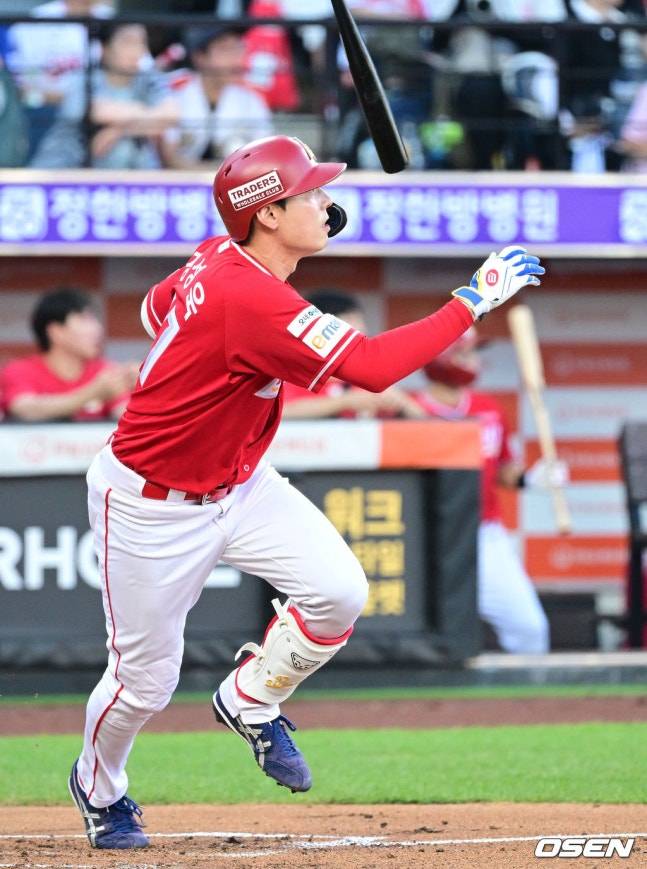 1회 류현진을 상대로 3타점 적시타를 친 김성욱.