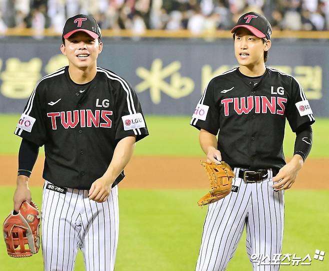 25일 오후 서울 송파구 잠실야구장에서 열린 '2025 신한 SOL Bank KBO리그' LG 트윈스와 두산 베어스의 경기, LG가 9회초 문성주의 역전 쐐기타와 구본혁의 호수비에 힘입어 두산에 6:5 역전승을 거뒀다.  이날 경기에서 승리한 LG 선수들이 기뻐하고 있다. 엑스포츠뉴스 잠실, 김한준 기자