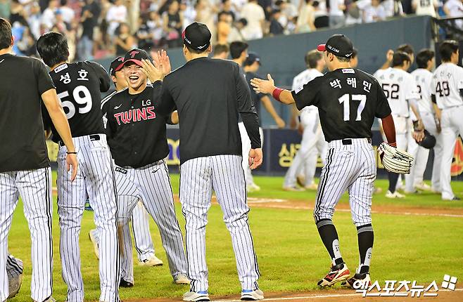 25일 오후 서울 송파구 잠실야구장에서 열린 '2025 신한 SOL Bank KBO리그' LG 트윈스와 두산 베어스의 경기, LG가 9회초 문성주의 역전 쐐기타와 구본혁의 호수비에 힘입어 두산에 6:5 역전승을 거뒀다.  이날 경기에서 승리한 LG 선수들이 기뻐하고 있다. 엑스포츠뉴스 잠실, 김한준 기자