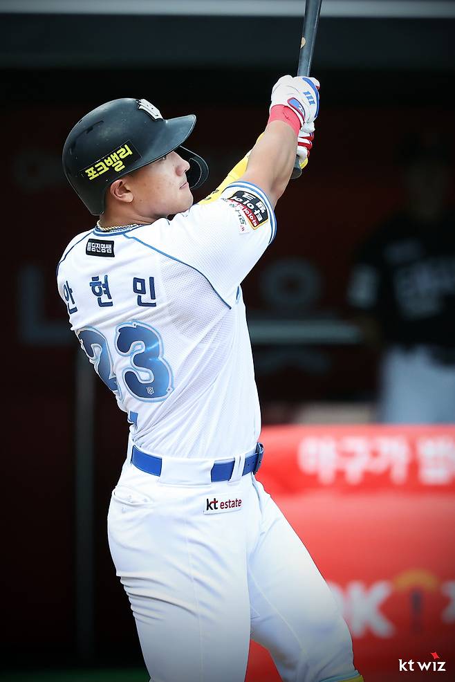 KT 위즈 안현민이 올해 정규시즌 경기에서 타격 후 타구를 바라보고 있다. KT 위즈