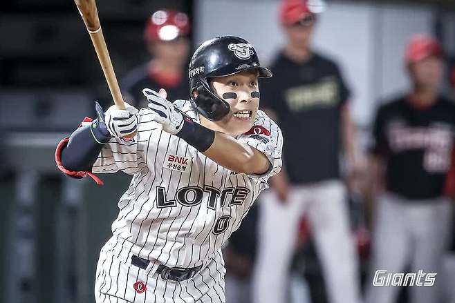 롯데 자이언츠 외야수 황성빈이 26일 부산 사직야구장에서 열리는 2025 신한 SOL Bank KBO리그 KIA 타이거즈와의 팀 간 11차전에 1번타자 겸 중견수로 선발 출전한다. 사진 롯데 자이언츠