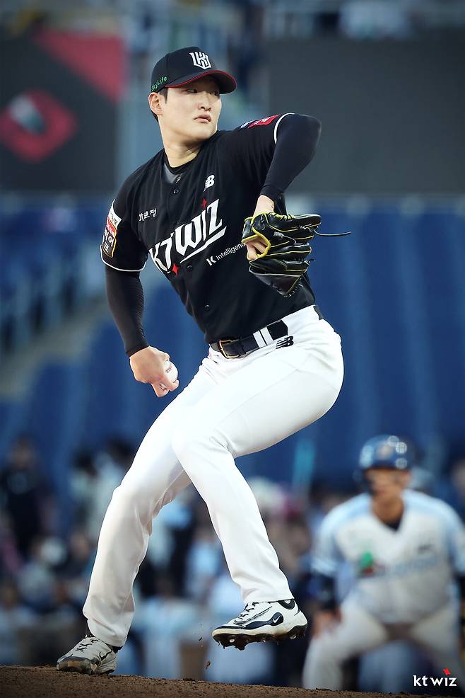 KT 위즈 배제성이 올해 정규시즌 경기에 등판해 투구하고 있다. KT 위즈