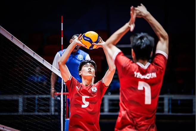 토스하는 한국 U-19 남자배구 대표팀의 세터 최유헌 [FIVB 홈피 캡처. 재판매 및 DB 금지]
