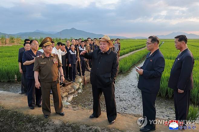 북한 김정은, 인민군 군부대 후방기지 '논판양어' 현장 시찰 (평양 조선중앙통신=연합뉴스) 김정은 북한 국무위원장이 지난 24일 인민군 군부대 후방기지를 찾아 논에서 물고기를 기르는 '논판양어' 현장을 시찰했다고 조선중앙통신이 26일 보도했다. 2025.7.26 
    [국내에서만 사용가능. 재배포 금지. For Use Only in the Republic of Korea. No Redistribution] nkphoto@yna.co.kr