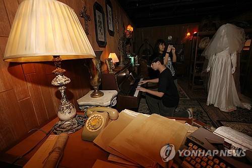 공포 전시 [연합뉴스 자료사진]