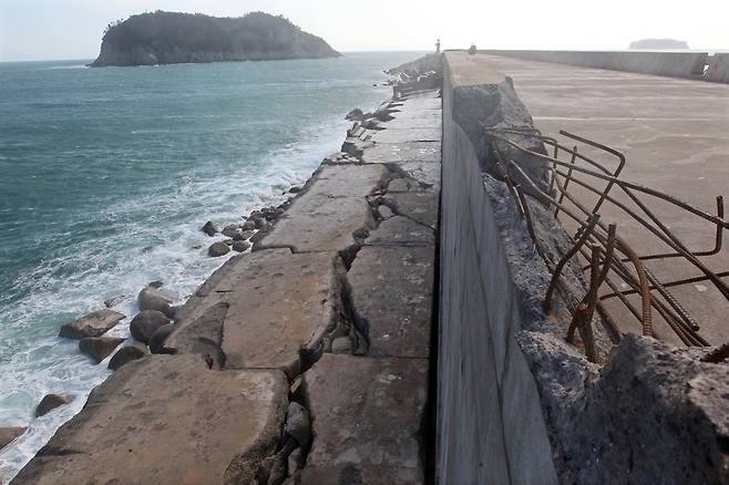 2002년 태풍 볼라벤으로 TTP 2천300여개 유실된 서귀포항 [연합뉴스 자료사진]