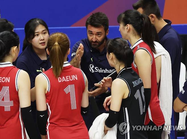 작전 지시하는 세사르 곤살레스 감독 (수원=연합뉴스) 홍기원 기자 = 29일 경기도 서수원칠보체육관에서 열린 2023 국제배구연맹(FIVB) 발리볼네이션스리그(VNL) 한국과 도미니카공화국의 경기. 한국 세사르 곤살레스 감독이 작전을 지시하고 있다. 2023.6.29 xanadu@yna.co.kr