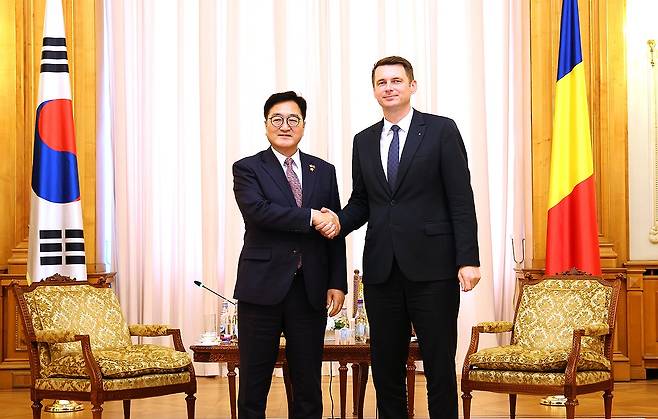 미르체아 아브루데안 상원의장과 악수하는 우원식 국회의장 (서울=연합뉴스) 해외 순방 중인 우원식 국회의장이 25일(현지시간) 미르체아 아브루데안 상원의장과 만나 악수하고 있다. 2025.7.26 [국회 제공. 재판매 및 DB 금지] photo@yna.co.kr