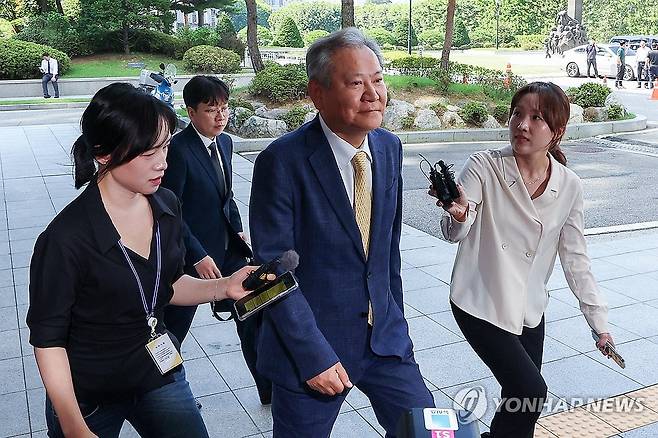 특검 조사 출석 위해 고검 향하는 이상민 전 장관 (서울=연합뉴스) 서대연 기자 = 이상민 전 행정안전부 장관이 25일 내란특검 조사를 받기 위해 특검팀 사무실이 마련된 서울 서초구 서울고등검찰청으로 들어가고 있다. 2025.7.25 dwise@yna.co.kr