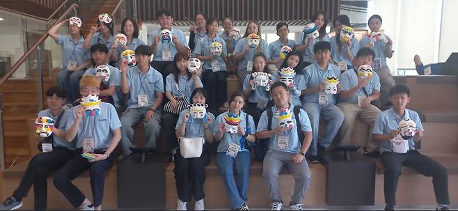 직접 만든 전통 탈 들고 기념 촬영하는 차세대 동포들 (부산=연합뉴스) 박현수 기자 = 26일 국립부산국악원을 방문해 전문 강사의 지도 아래 직접 만든 전통 탈을 들고 기념사진을 찍고 있다. 2025. 07.26. phyeonsoo@yna.co.kr