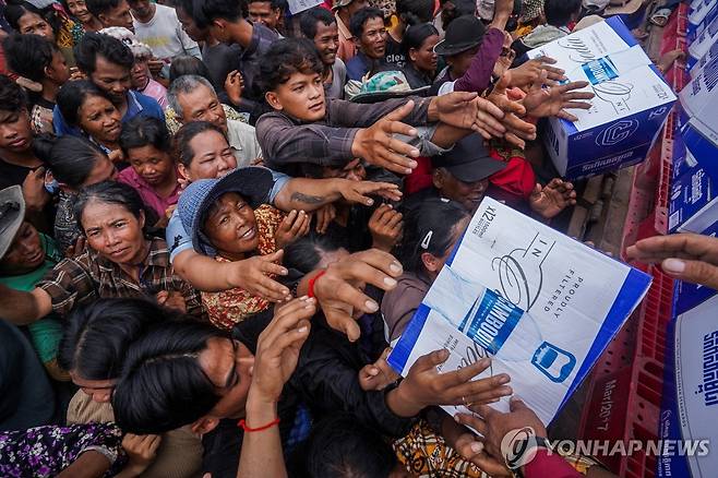 캄보디아 피난민들 (우다르미언쩨이주[캄보디아] 로이터=연합뉴스) 26일(현지시간) 태국과 캄보디아가 교전하는 캄보디아 북서부 우다르미언쩨이주에서 피난민들이 식수를 나눠받기 위해 몰려들고 있다. 2025.07.26.