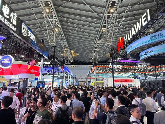 관람객으로 가득한 상하이 '2025 세계인공지능대회' 전시장 (상하이=연합뉴스) 정성조 특파원 = 26일 오후 상하이 엑스포전람관에서 열린 '2025 세계인공지능대회' 전시장에서 관람객들이 업체별 부스를 둘러보고 있다. 2025.7.26 xing@yna.co.kr